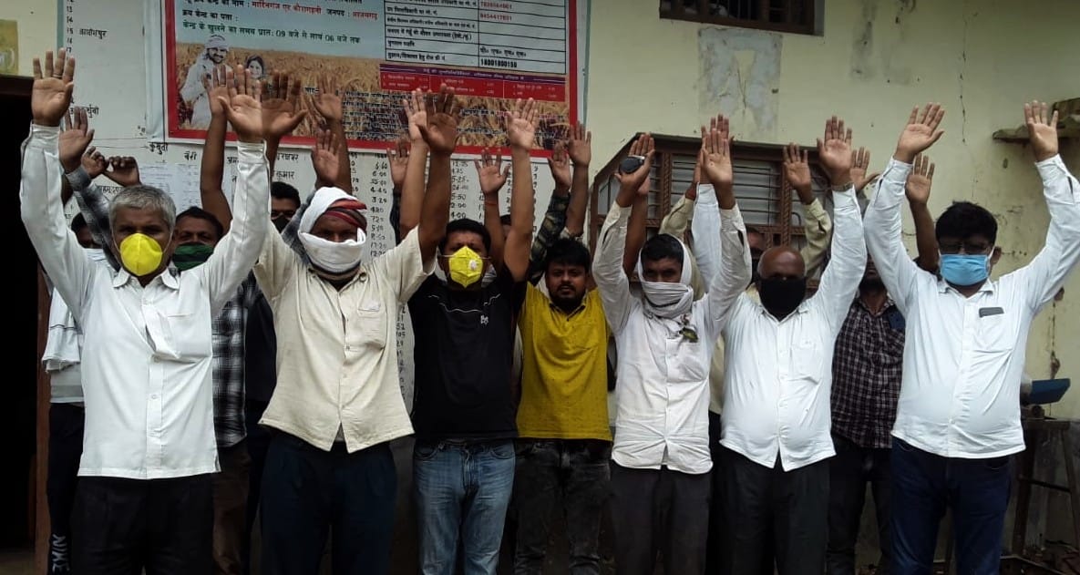 Angry farmers demonstrated at the purchasing center