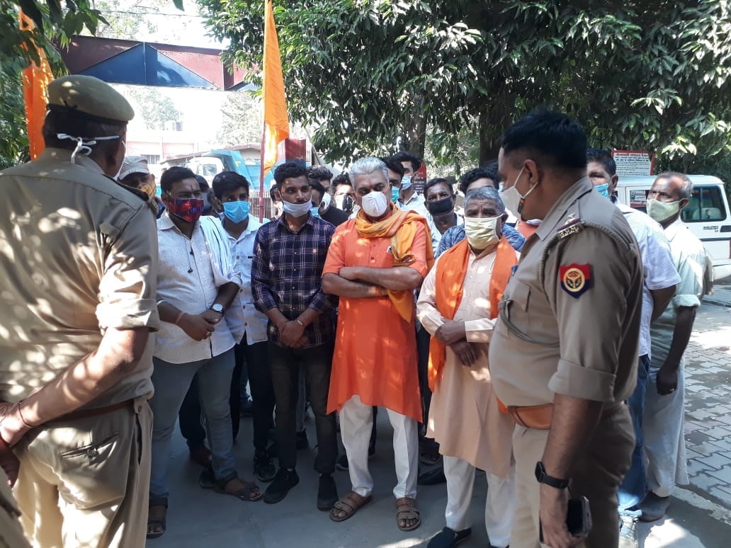 The victim's family was prevented from fleeing, demonstrated at the police station