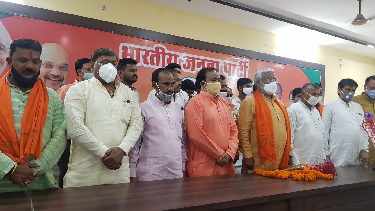 State President meets the contenders in a closed room