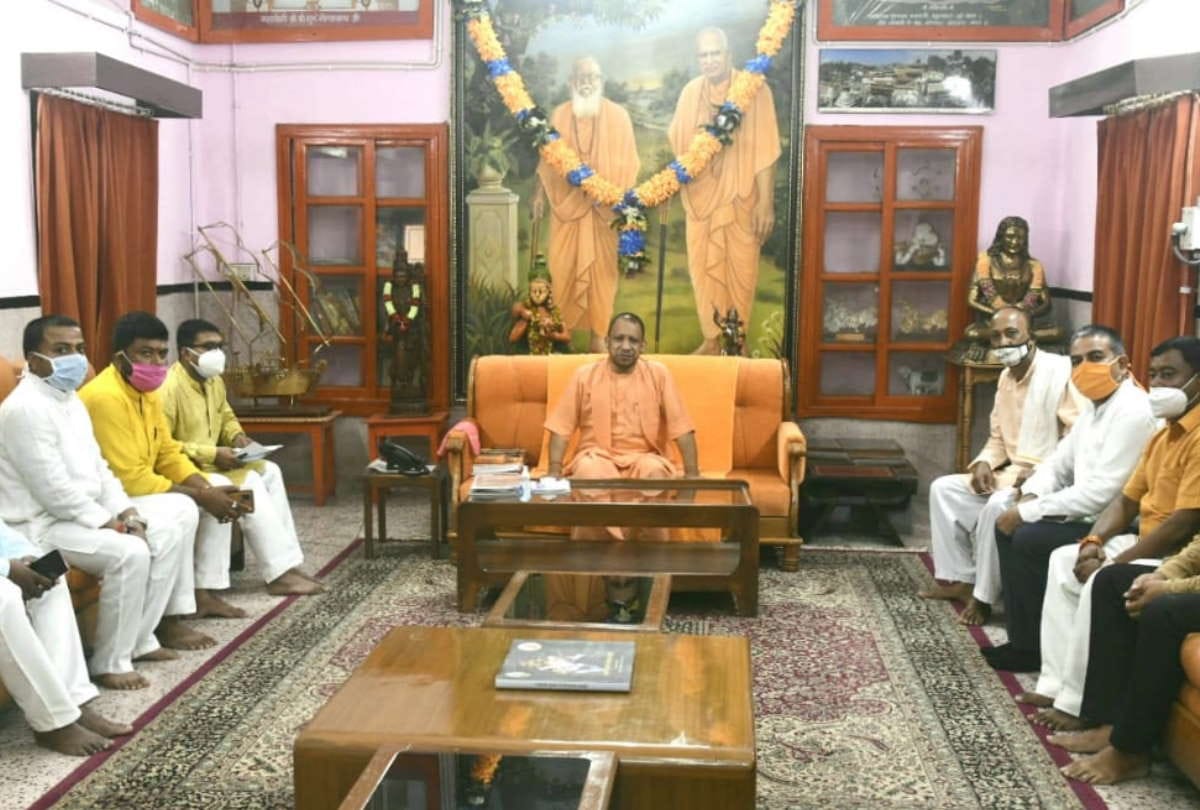 CM Yogi Adityanath instructions for six lakh people would get vaccinated every day from June 21 in Gorakhpur