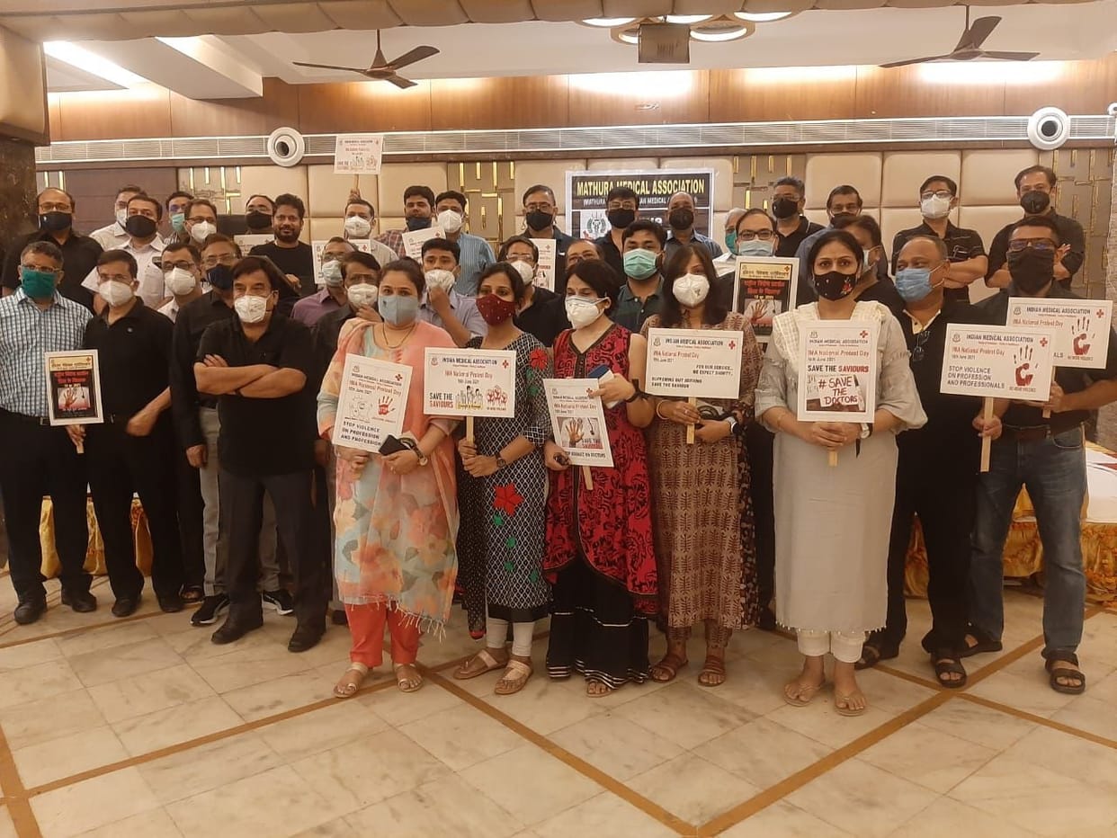 Mathura: IMA protested against the criminal attack on the medical profession