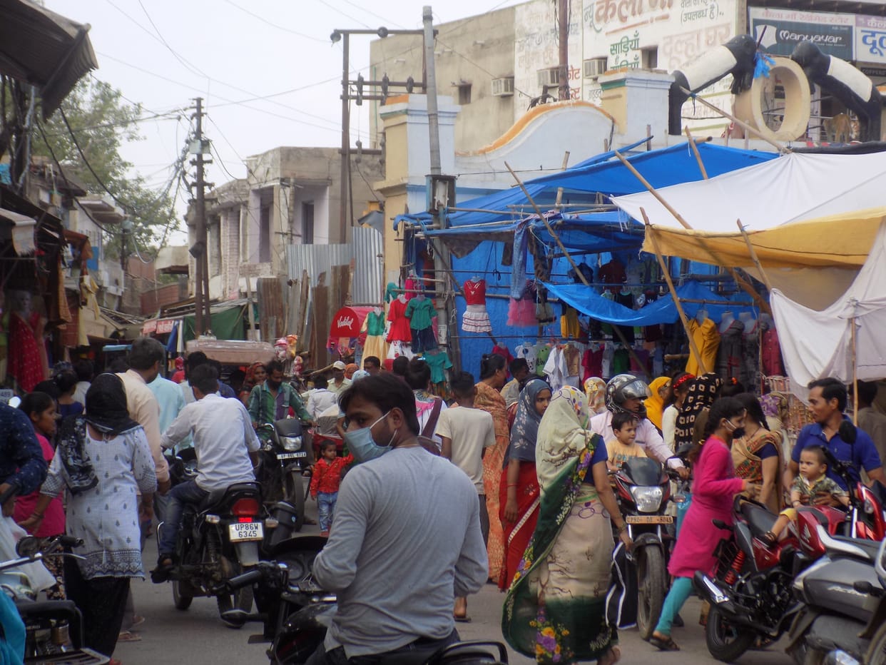 Hathras: Crowd seen in markets before Corona curfew