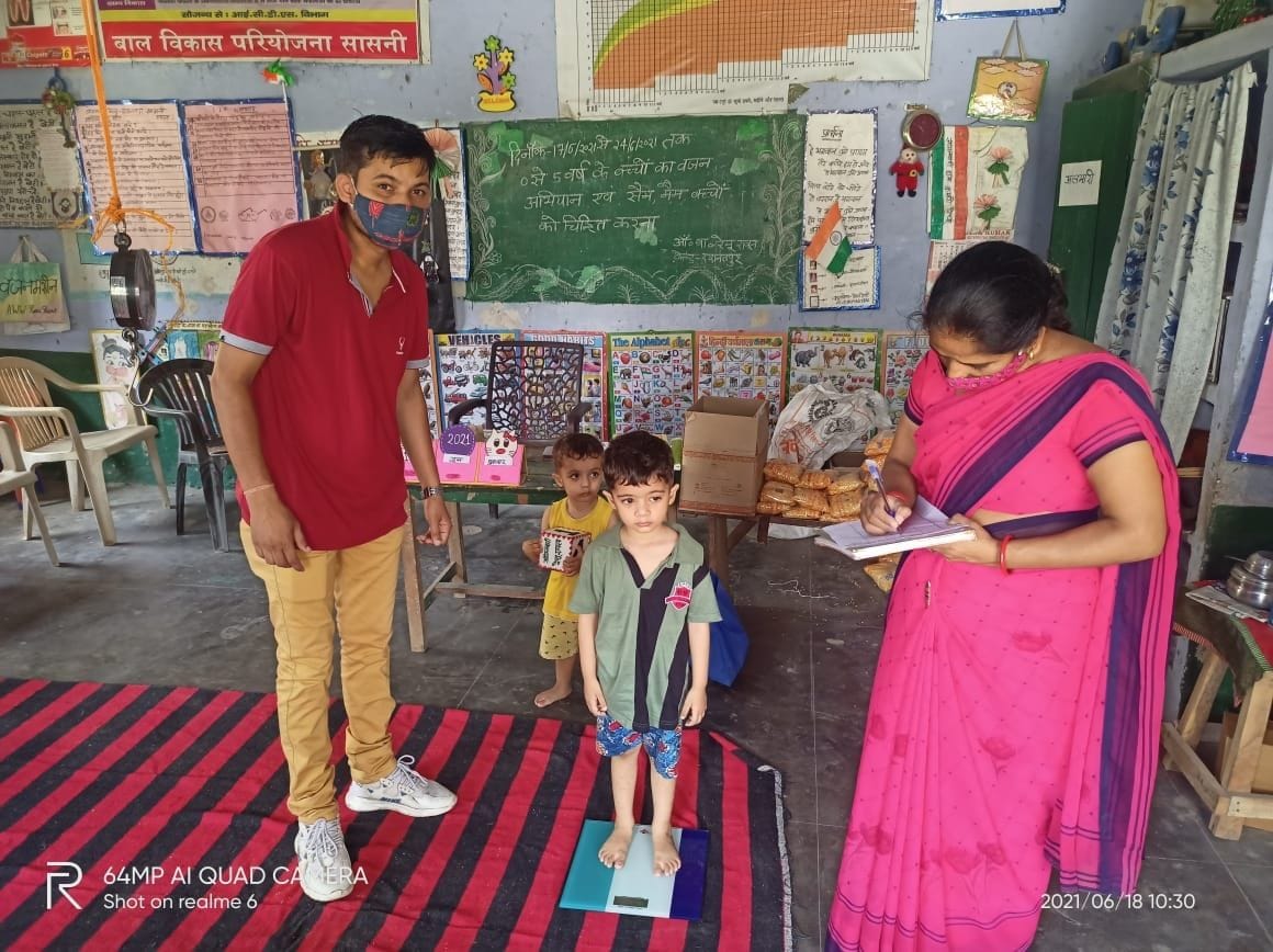 Hathras: Weight of children taken at Anganwadi centers, distribution of ration done