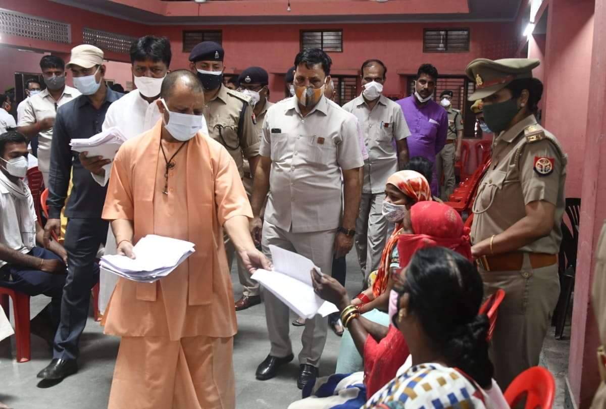 CM yogi Adityanath listen problem in Janta darbar at Gorakhnath mandir