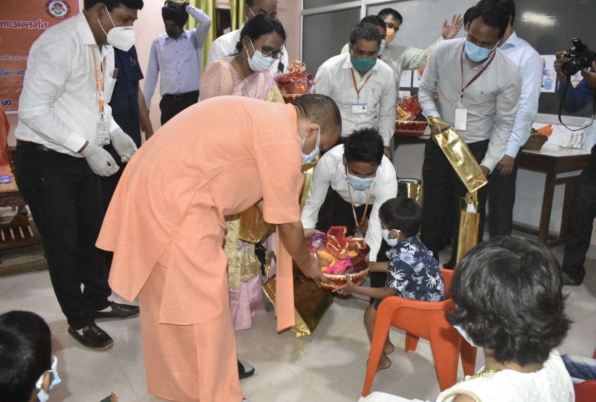 CM Yogi Adityanath visited Janta darbar in Gorakhnath temple at gorakhpur