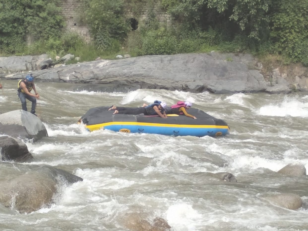 Raft overturned in Beyas, four tourists rescued safely