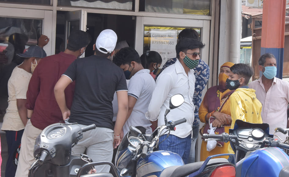 Negligence in markets, police cut challans