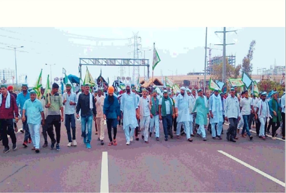 Farmers march by foot from Bulandshahr to UP Gate more than 50 tractors involved Gaurav and Rakesh Tikait welcomed