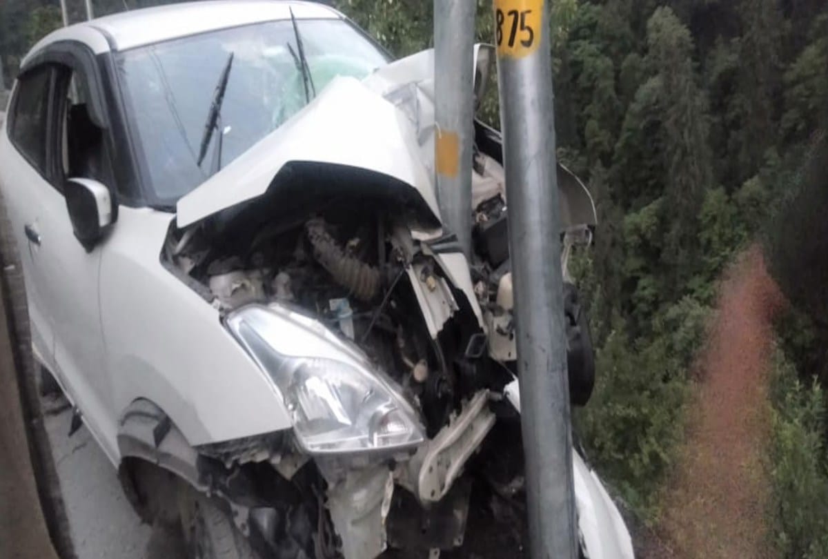 Tourist's car collided with pole near Sojha kullu, four injured