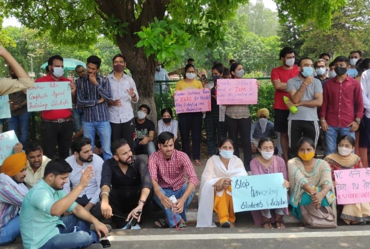Students Protest in Panjab University in Chandigarh