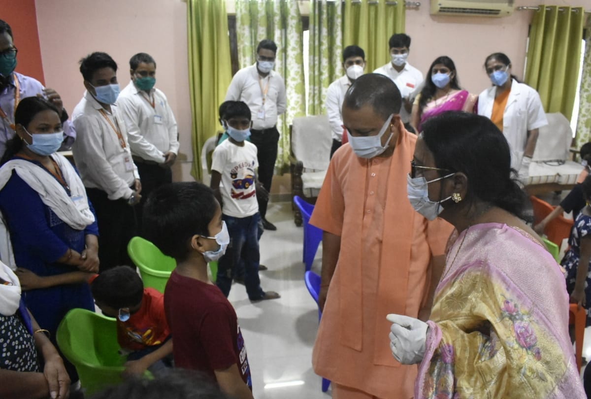 CM Yogi met orphan children in Gorakhpur