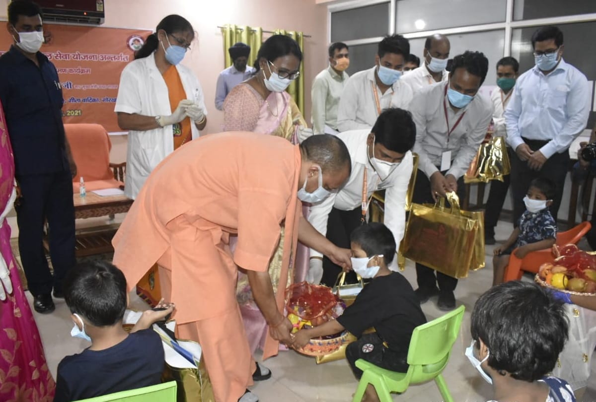 CM Yogi met orphan children in Gorakhpur