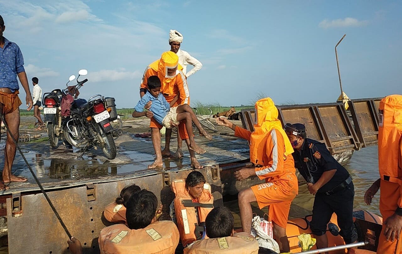 150 people washed away in river with boat at kushinagar