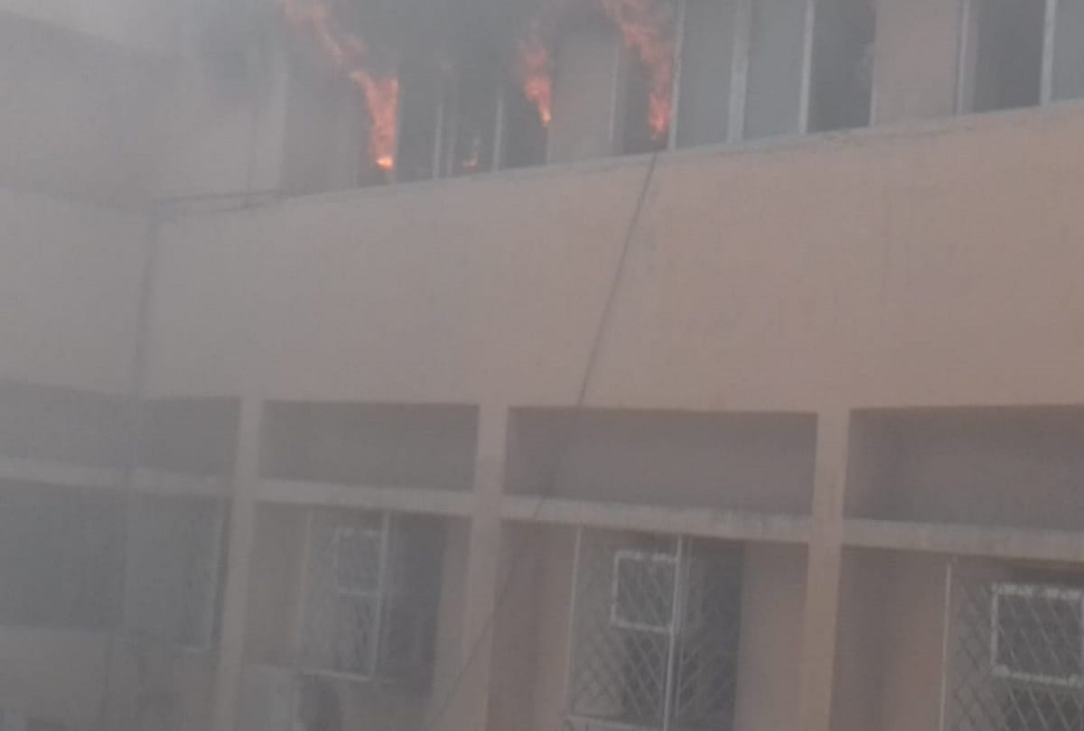 Noida UP Fire News in Hindi fire breakout at ganga shopping complex sector 29
