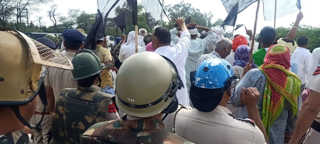Farmers show black flags to Deputy Chief Minister Dushyant near the airport