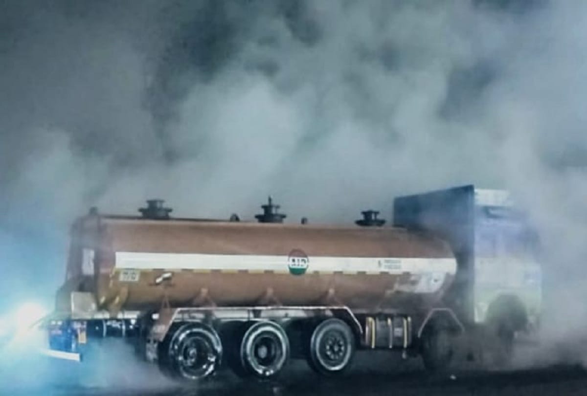 truck loaded with acid on its way from Odisha to Kolkata starts to leak near Champagarh