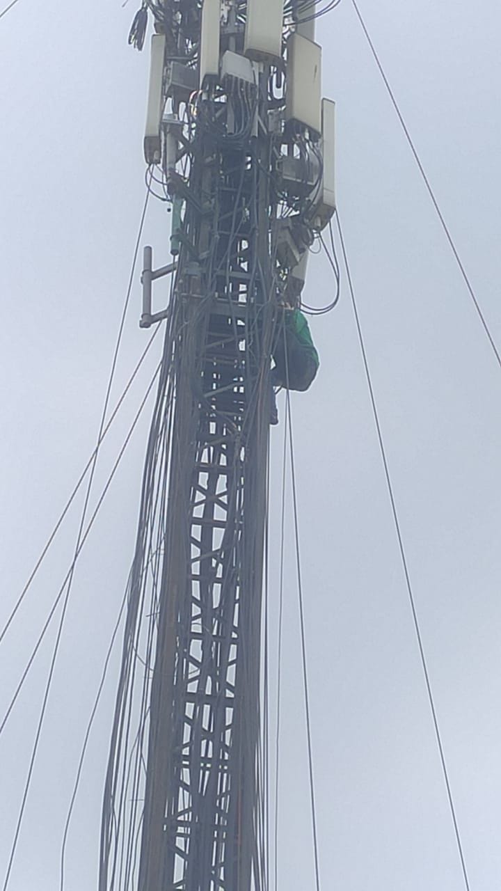 The young man climbed the tower drunk, landed safely