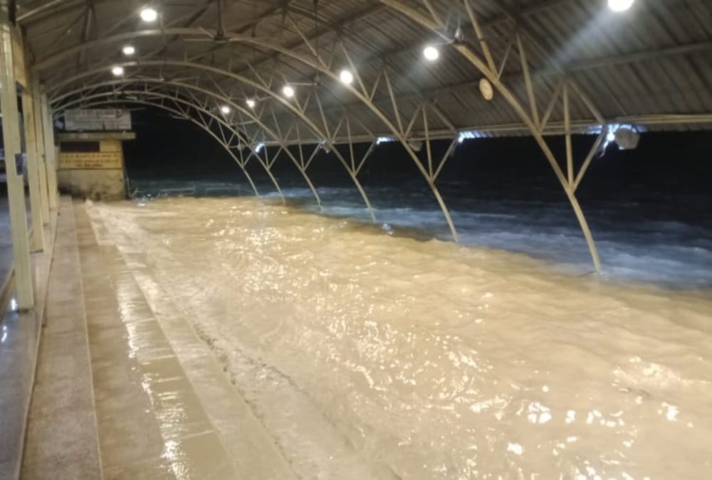 Uttarakhand Weather: Ganga River Flow on Danger Level in rishikesh