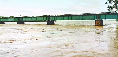 Sharda's water level fell below the danger mark, now there is a danger of erosion