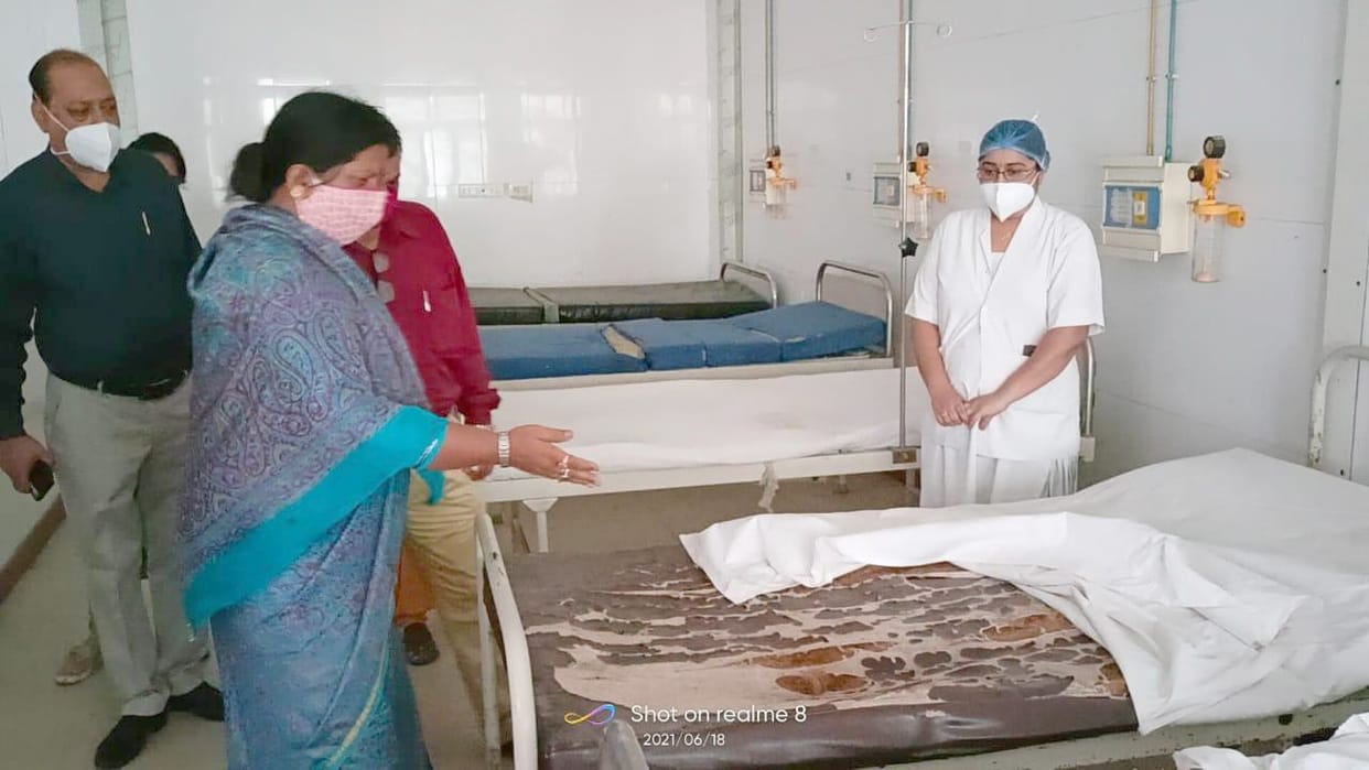 medikal kaalej kee mahila ving mein bed kee haalat milee kharaab, hueen naaraaj, raajy mahila aayog kee sadasy ne aspataal, jel ka kiya nireekshan