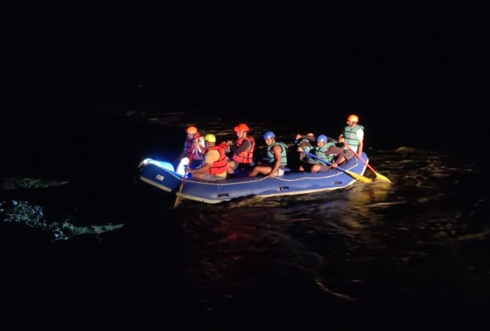 India Nepal Border: Many Nepali citizens Stuck in sharda River during going to nepal by Illegal route