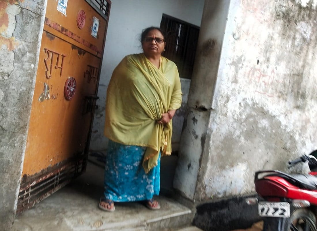 once again miscreants snatched gold chain from women who returning fro temple in varanasi