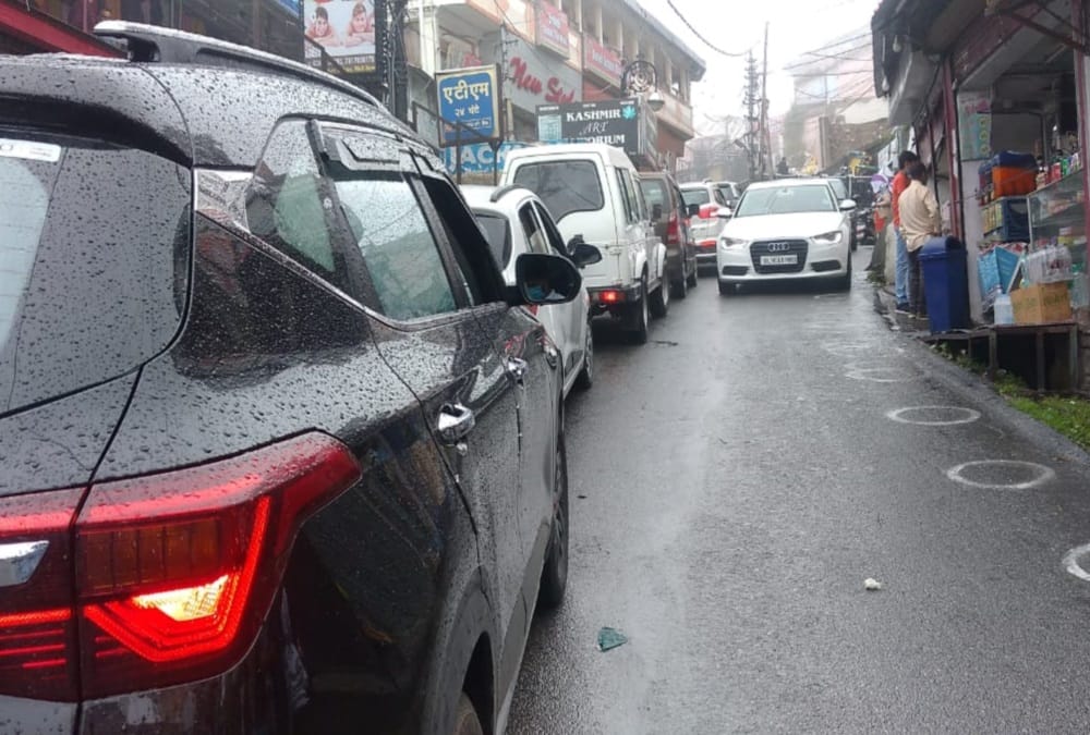 Uttarakhand Monsoon Rainfall News: Tourist Crowd in Mussoorie and Traffic jam photos
