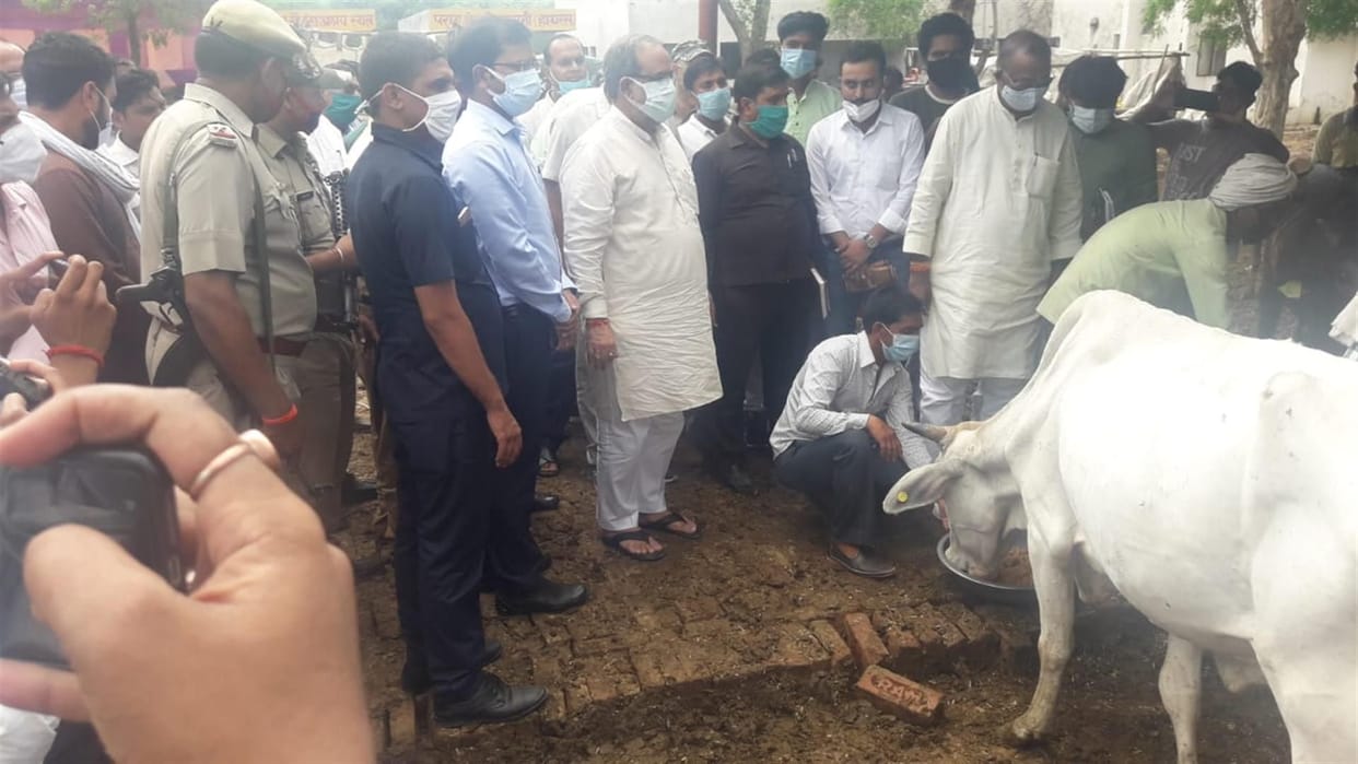 Hathras: The pain of the workers spilled in front of the minister in charge