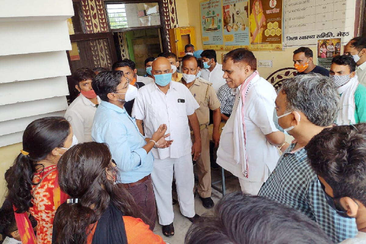Minister of State Sanjeev Goyal inspected the Primary Health Center in Meerut