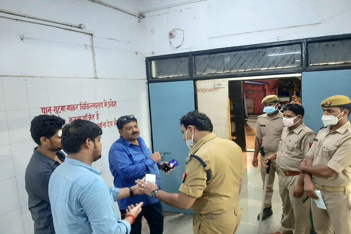 Ruckus in Mirzapur: Attack on father and son who came for medical in Mandal hospital, police looked helpless