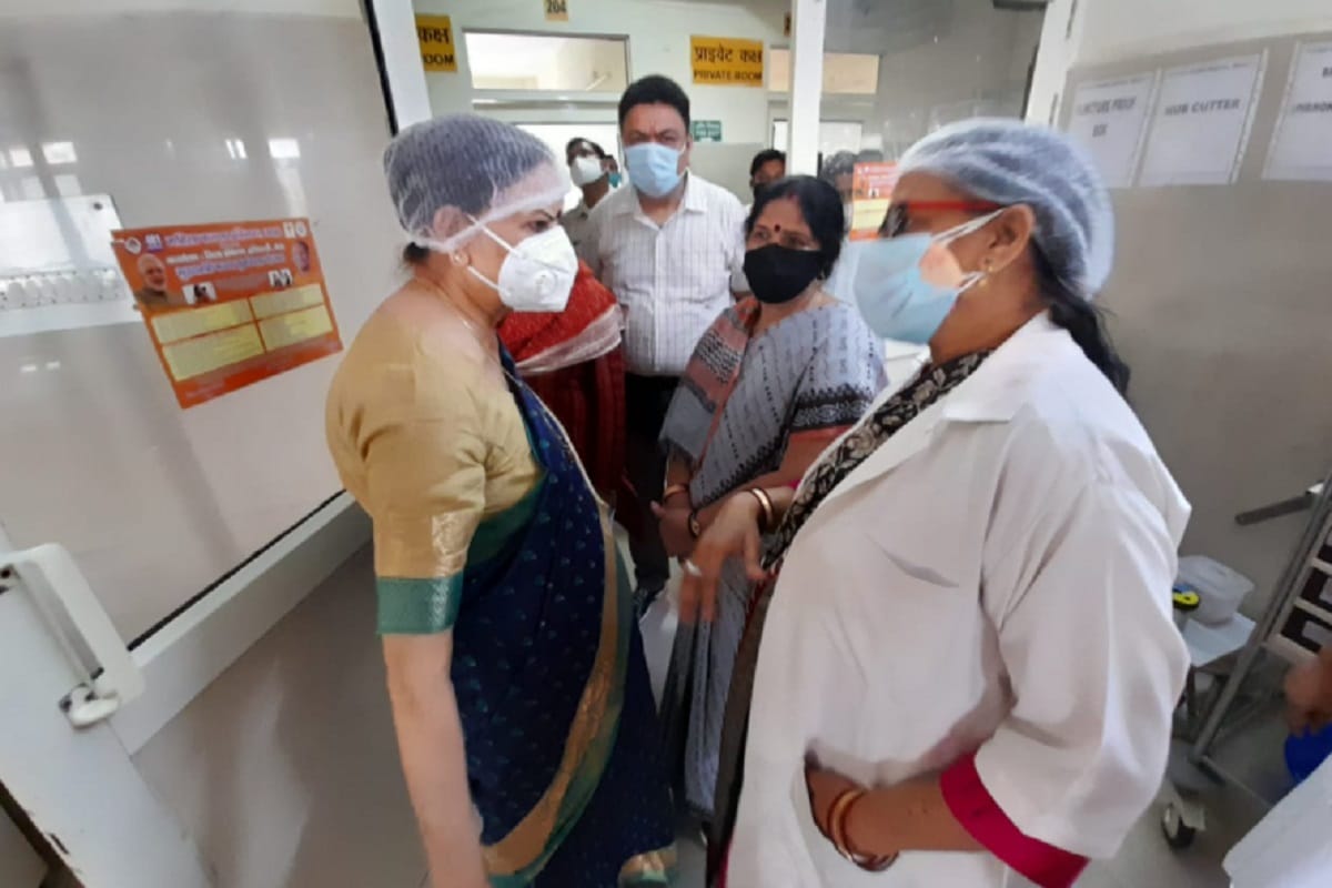 Meerut News: State Women's Commission chairperson Vimala Batham heard problems in circuit house