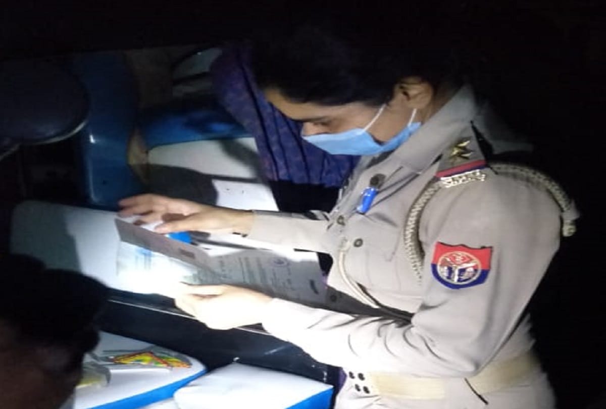 Auto and cash robbed from the driver by feeding intoxicants in Chandauli  police searching for miscreants