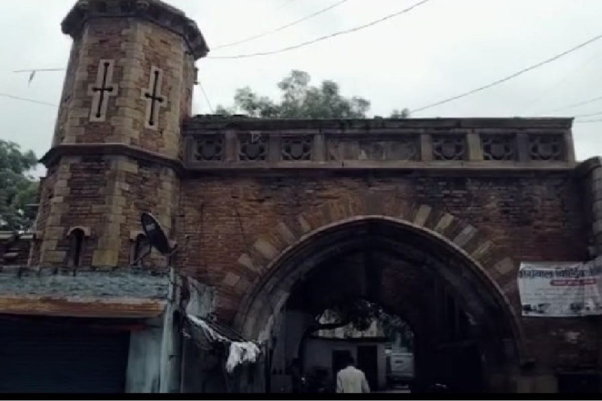 Pakki Sarai Mirzapur  A tower of two hundred year old fell in Mirzapur