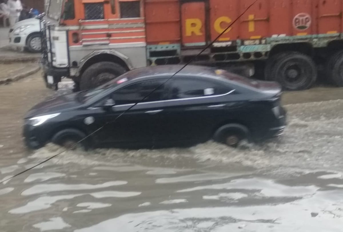 Heavy water logging in the city due to heavy rains, water entered the houses, people stuck in jam for hours