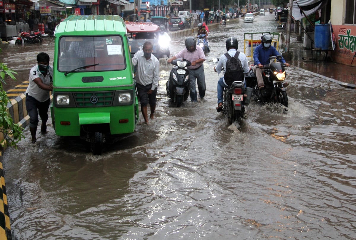 Heavy water logging in the city due to heavy rains, water entered the houses, people stuck in jam for hours