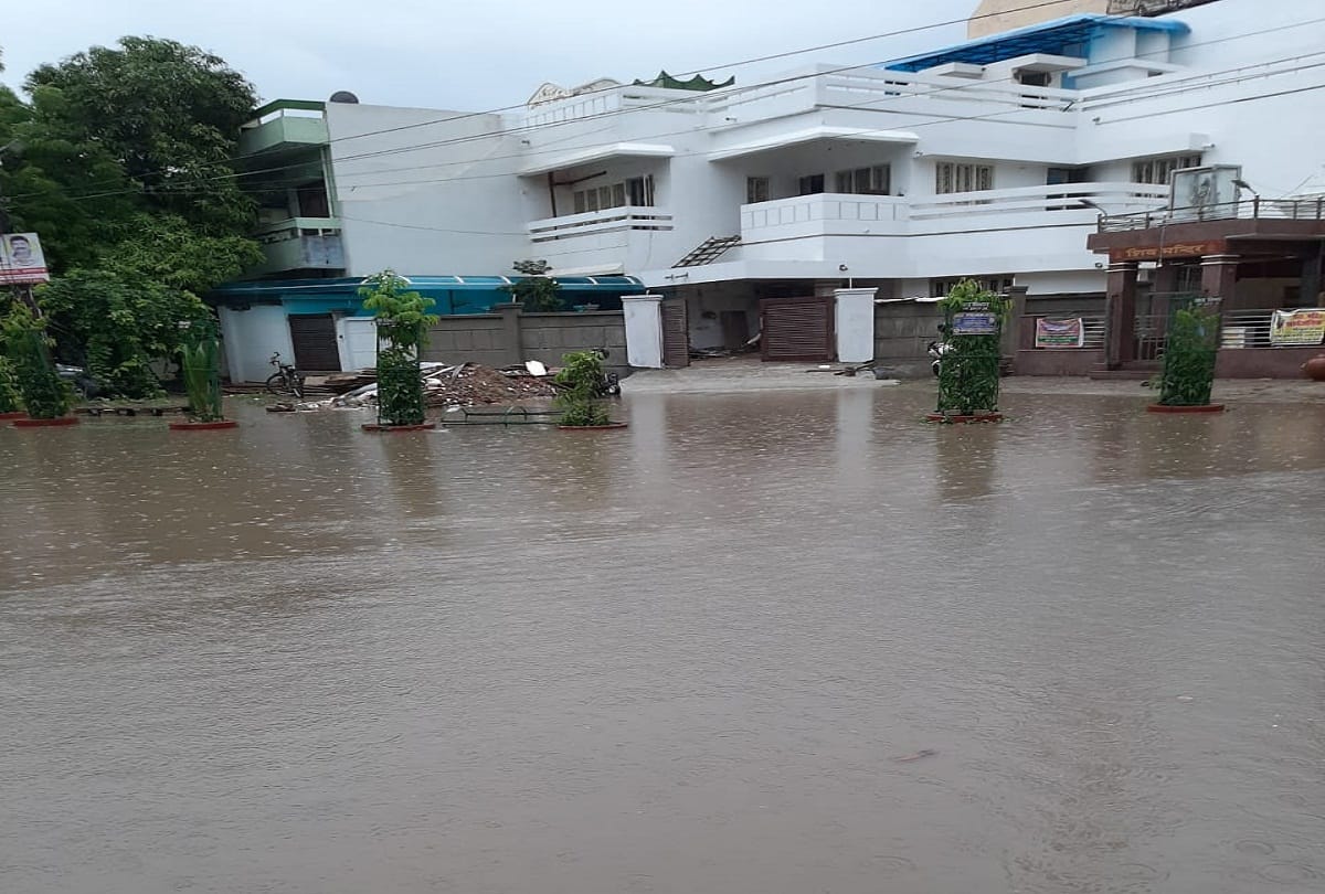 Heavy water logging in the city due to heavy rains, water entered the houses, people stuck in jam for hours