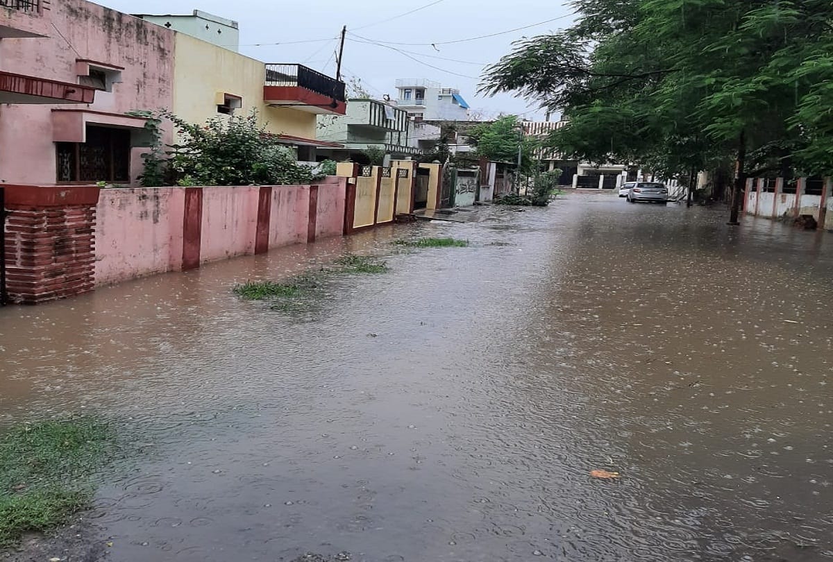 Heavy water logging in the city due to heavy rains, water entered the houses, people stuck in jam for hours