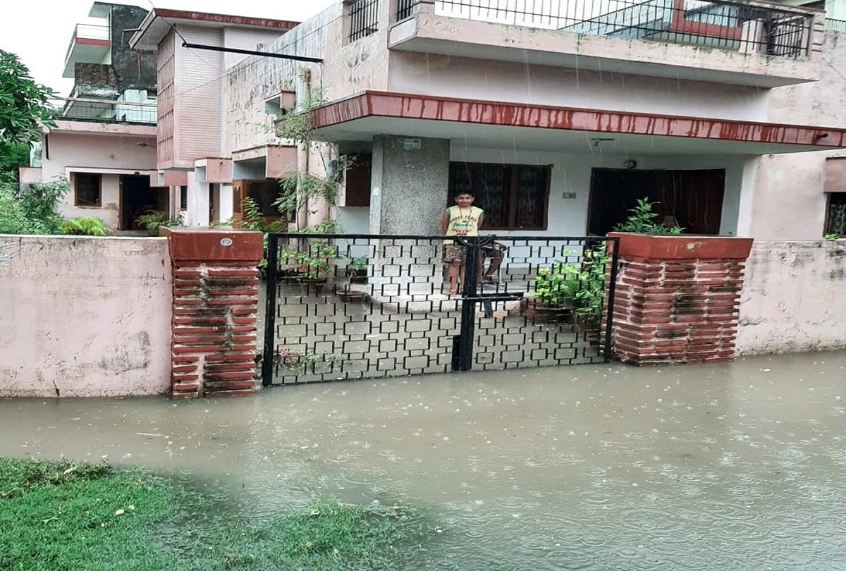 Heavy water logging in the city due to heavy rains, water entered the houses, people stuck in jam for hours
