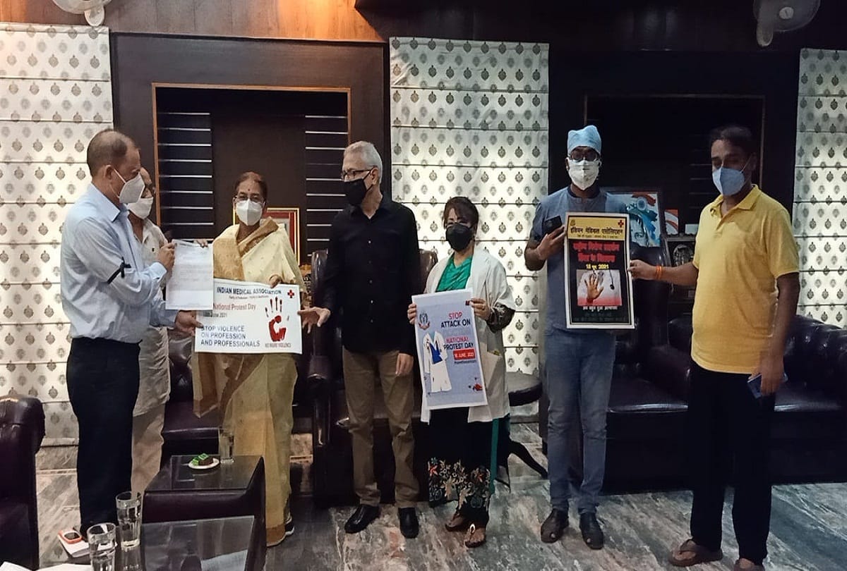 AMA vocal against attacks on doctors, worked by wearing a black band