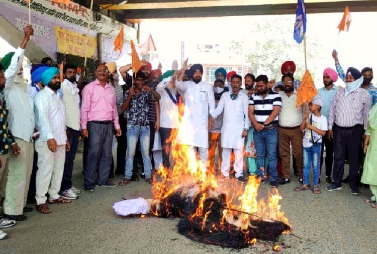 Shiromani Akali Dal and Bahujan Samaj Party protest against Ludhiana MP Ravneet Singh Bittu