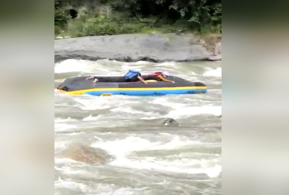 Tourist's raft capsizes in Beas river kullu, everyone saved safely