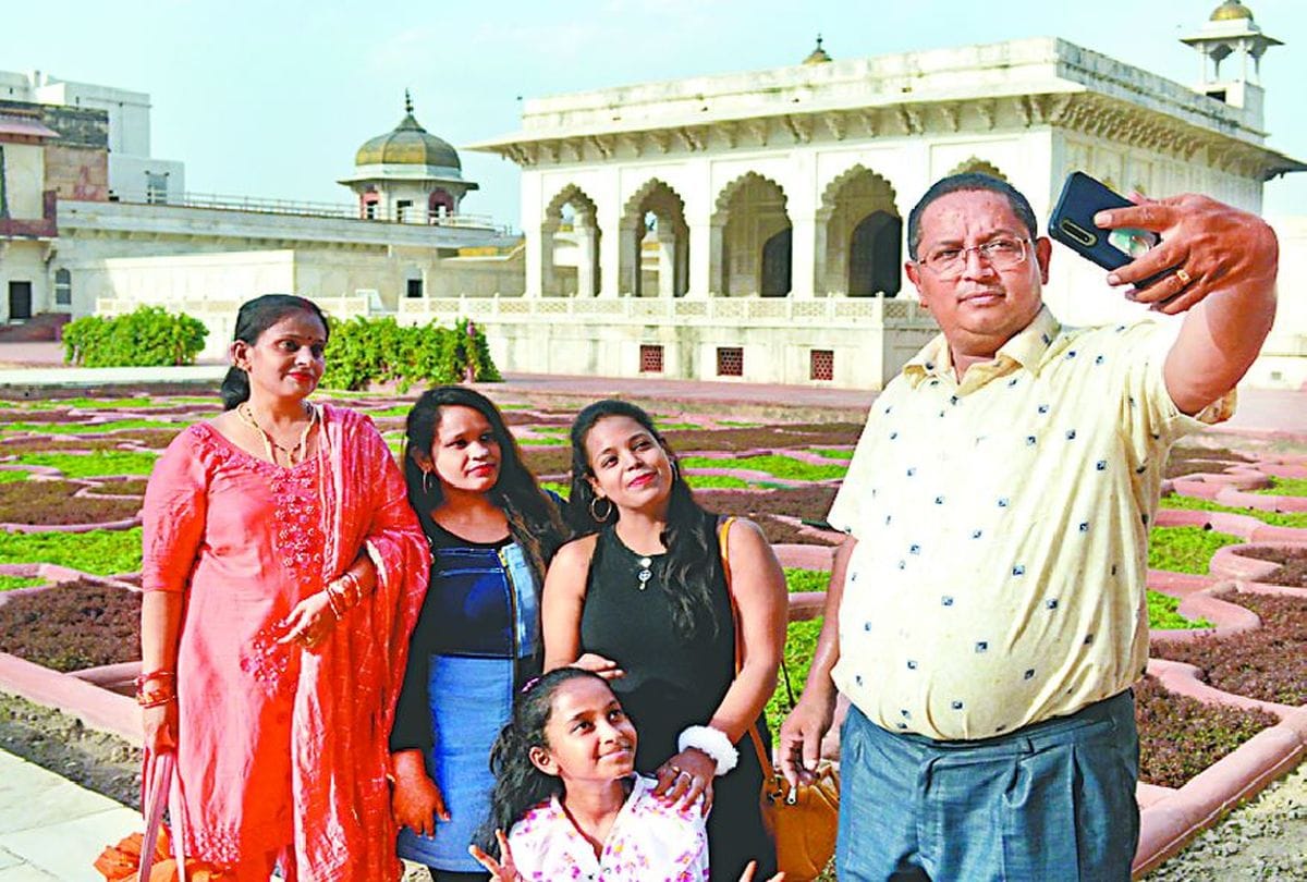 Tourist Visits Agra Fort And Mehtab Bagh Closed Taj Mahal