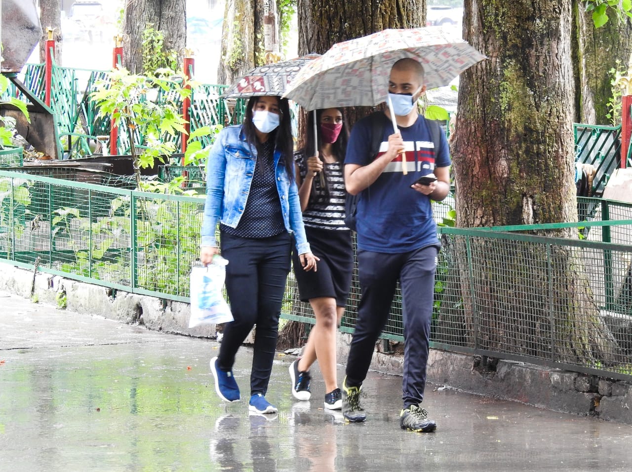 uttarakhand news : rain could not stops tourist in uttarakhand, photos