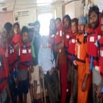 चीफ इंजीनियर संतोष कुमार अत्री के साथ खड़े सभी चालक दल के सदस्य।