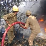 जम्मू के नरवाल में आग पर काबू पाते दमकलकर्मी
