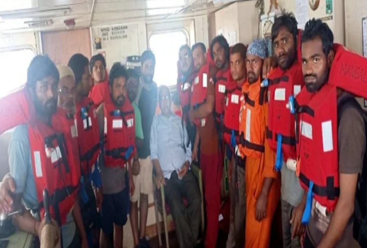 16 people were trapped for 21 hours in the sinking ship in the sea