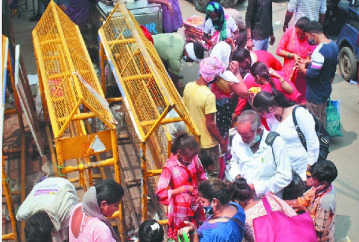 covid protocol is breaking at every step in the markets and roads of Delhi