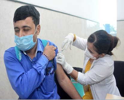 corona new variant omicron  pm modi addresses nation about three lakh minors get corona vaccine in Varanasi