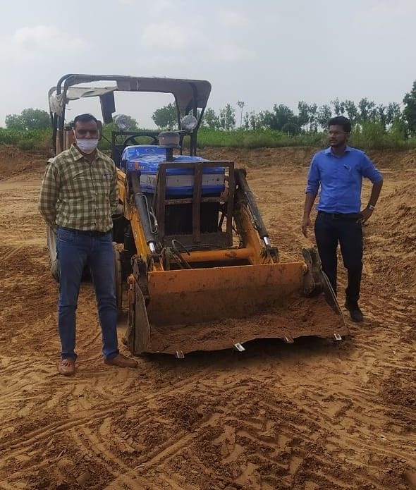 Hathras: Tractor-trolley caught while doing illegal mining of soil