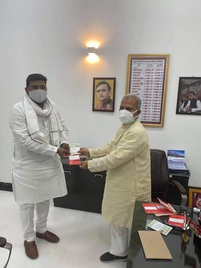 Ambika chaudhary son anand chaudhary joined samajwadi party become District Panchayat President candidate in ballia